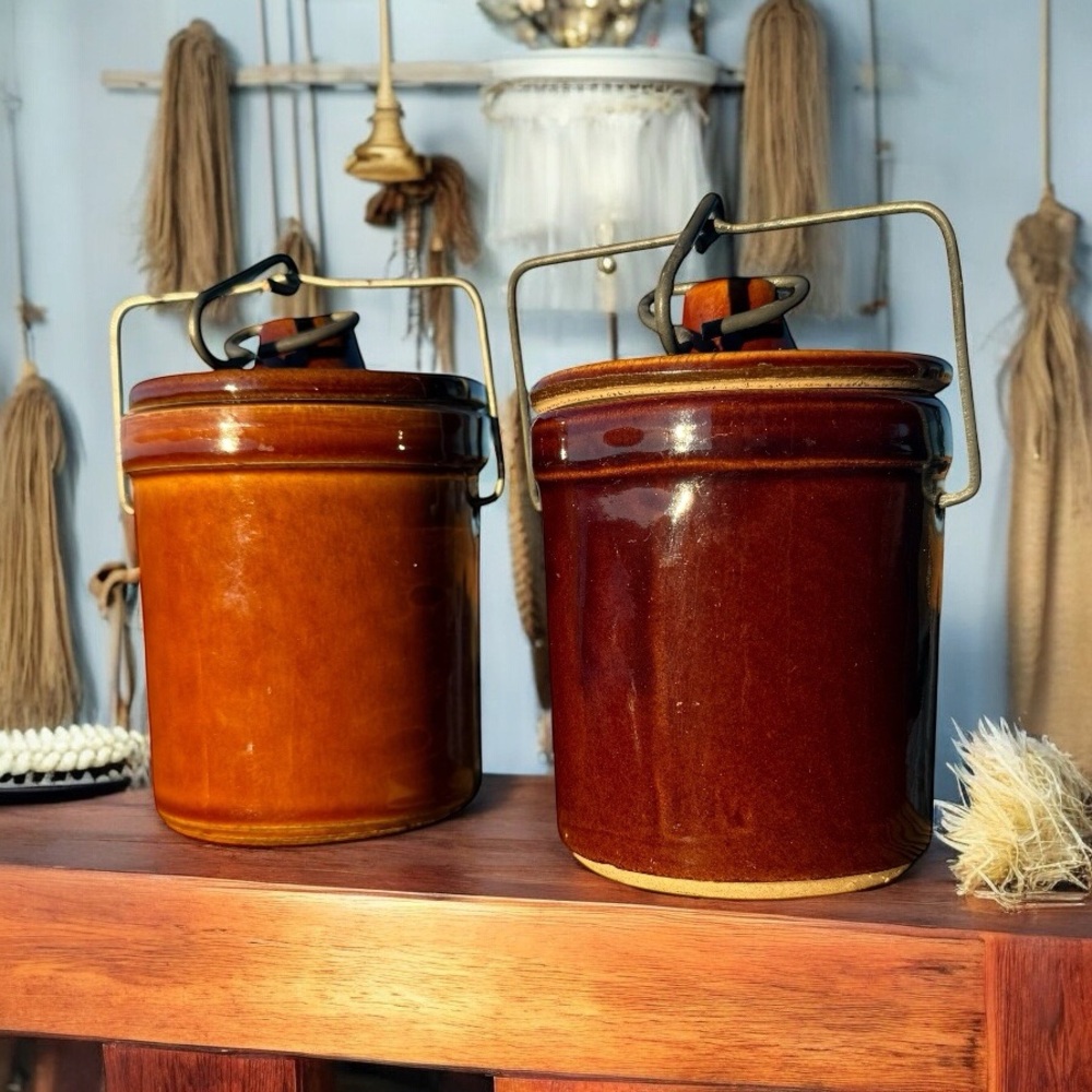 PAIR OF VINTAGE BROWN STONEWARE CROCK JARS WITH LIDS & METAL HANDLES